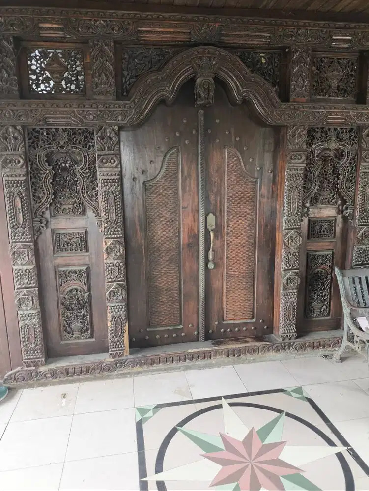 TANAH  1.090 M2 + RUMAH MODEL JAWA  HARGA MIRING JATIASIH