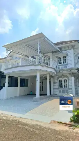 rumah kota Wisata cibubur. Rapi siap huni. Kamar utama dan Balkon luas