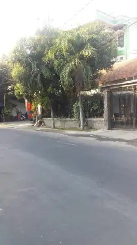 Rumah Besar daerah bisnis.  Berseberangan dg Gd. Siola.