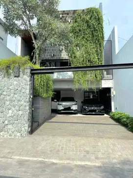 Rumah Modern Tropical ada Private Pool, Banjarsari Solo