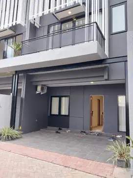 Rumah Baru Eksklusive di pinggir jalan di Jagakarsa, Jakarta Selatan