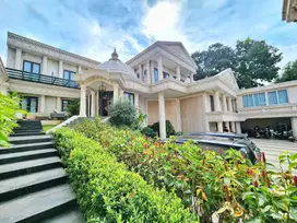 Dijual Rumah Desain classic mewah, Kondisi bagus, ada kolam renang
