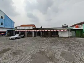 Resto aktif parkir luas tengah kota karanganyar