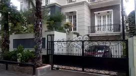 Langka! Rumah Kembar 2 Jadi 1 di Cempaka Putih barat – Luas 420m²