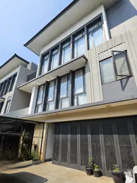 RUMAH MEWAH FULL FURNISH ADA LIFT DAN KOLAM RENANG DI Cluster LakeWood