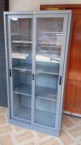 Lemari kaca bekas kantor