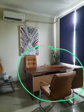 Meja dan kursi direksi