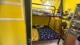 ranjang besi tingkat
