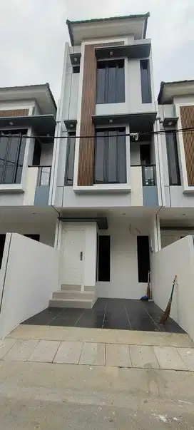 Dijual rumah 2 lantai baru 10 menit dr stadion JIS
