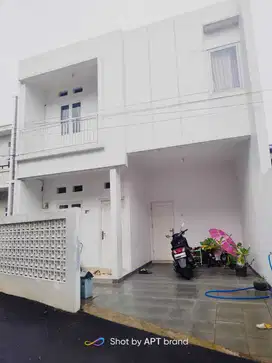 RUMAH BAGUS SEMI-FURNISHED DLM CLUSTER AKSES 2 MBL SHM IMB CONDET