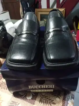 jual sepatu merk Buccheri wrna Hitam ukuran 41-42