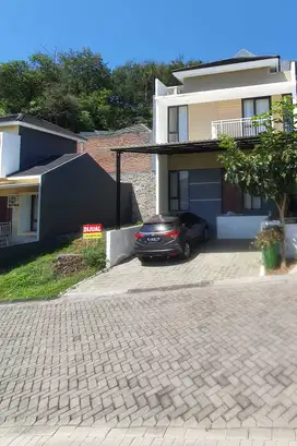 Disewakan rumah bagus dua lantai di pandanaran hills semarang