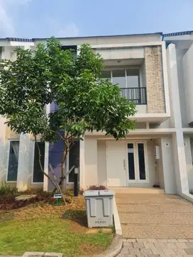 Jarang Ada! Disewakan rumah tipe 84, persis depan kolam renang