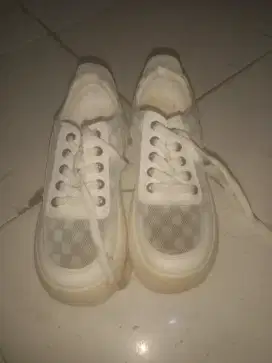 Sepatu sneakers Kanvas wanita putih