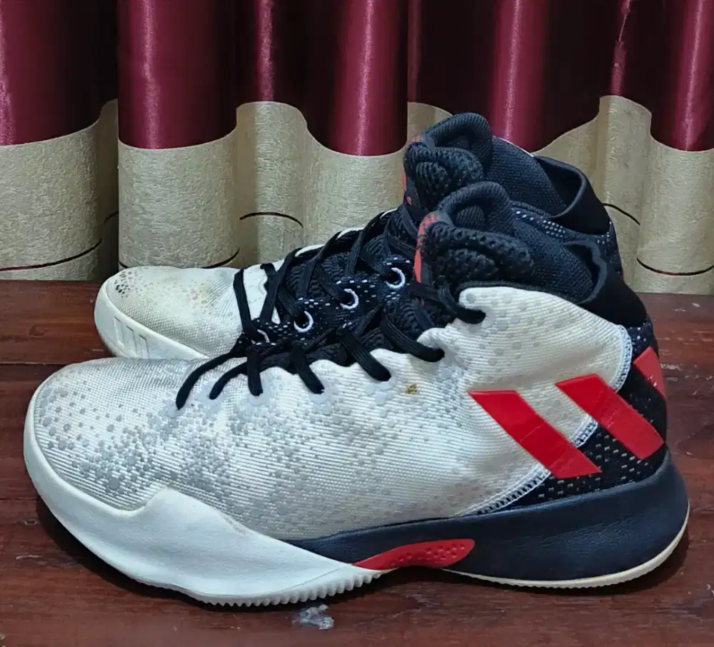 Sepatu Basket Adidas