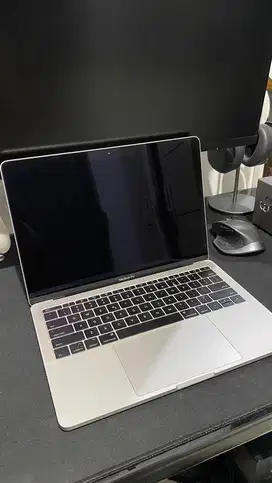 Jual Macbook pro 2017 8/128 silver Murah lagi BU