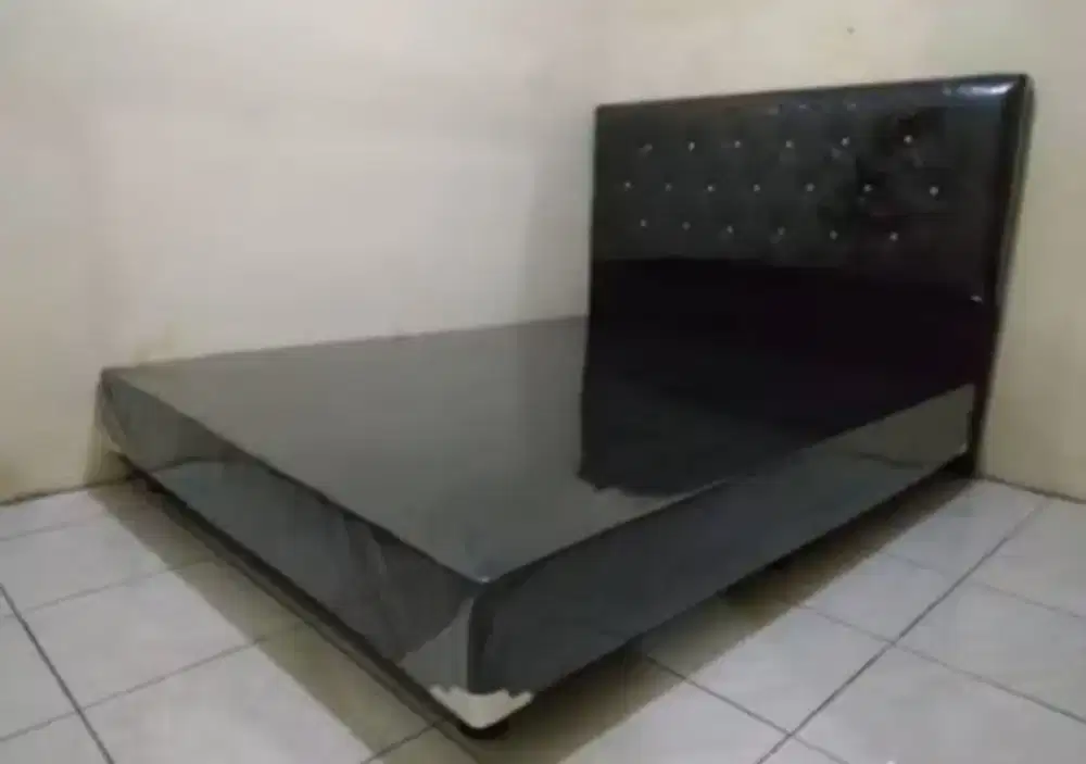 Divan Hitam Bekas