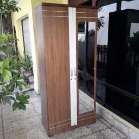Lemari baju 2 pintu ada kaca, laci dan kunci masi ada berfungsi
