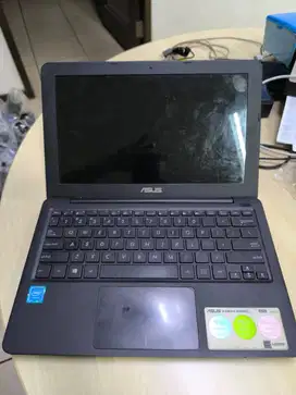 laptop ASUS tipe E202SA Celeron N3060 RAM 2GB HDD 500GB no minus
