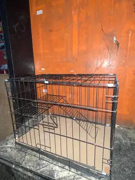 kandang kucing tingkat warna hitam ada alasnya, masih kelihatan baru