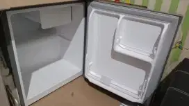 Kulkas mini merk TCL, bekas tapi baru