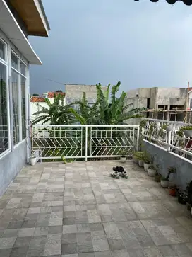 Jual rumah 2lnt  Cihanjuang.