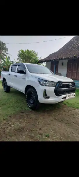 Hilux E d cab 2023 istimewa