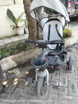 Sepeda anak roda tiga Family bekas masih bagus