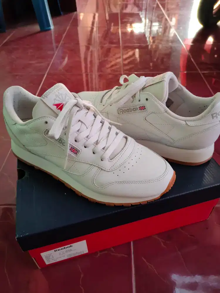 Reebok Classic Leather Unisex size 42 Like New