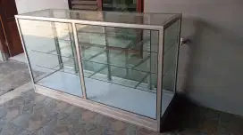 Etalase toko bekas jualan kelontong