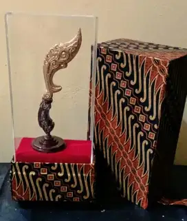 Miniatur cantik elegan bahan kaca akrilik