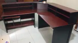 Meja resepsionis bekas kantor