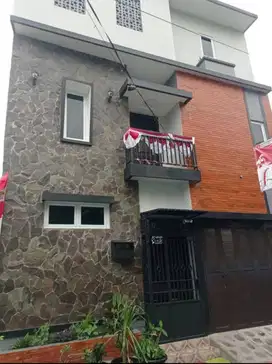 Rumah 3 lantai masih baru