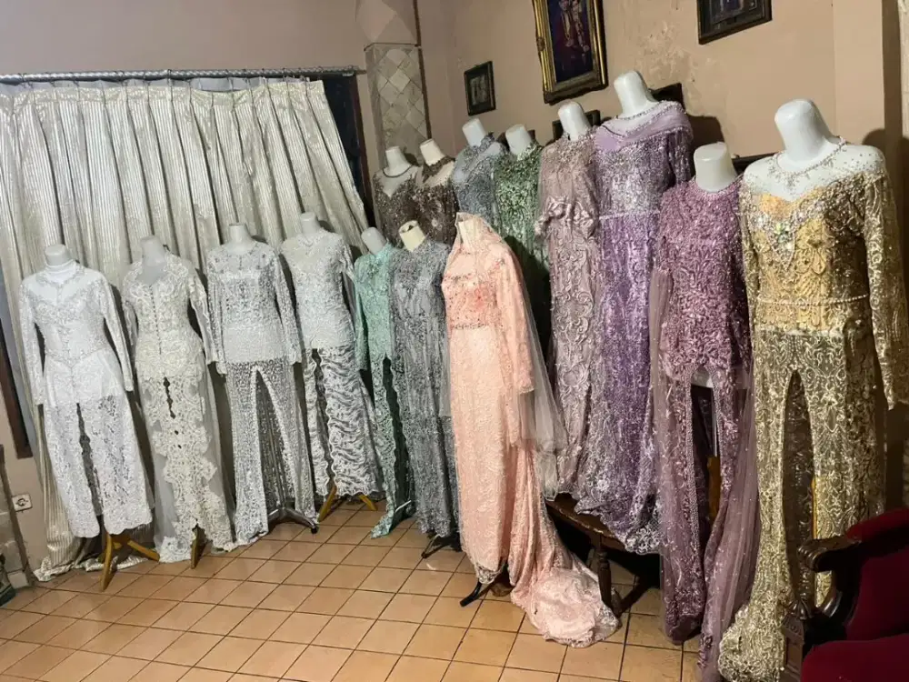 Dijual banyak busana pengantin + siger kondisi sangat bagus