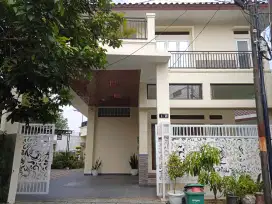 RUMAH ASRI 2 LANTAI HALAMAN LUAS LINGKUNGAN AMAN DALAM KOMOLEK