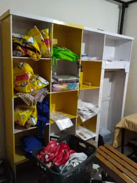 Jual 1 set Rak Laundry dan meja Kondisi Bagus Kuat Lokasi Rewwin
