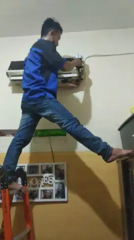 Tommy AC menerima perbaikan AC bocor