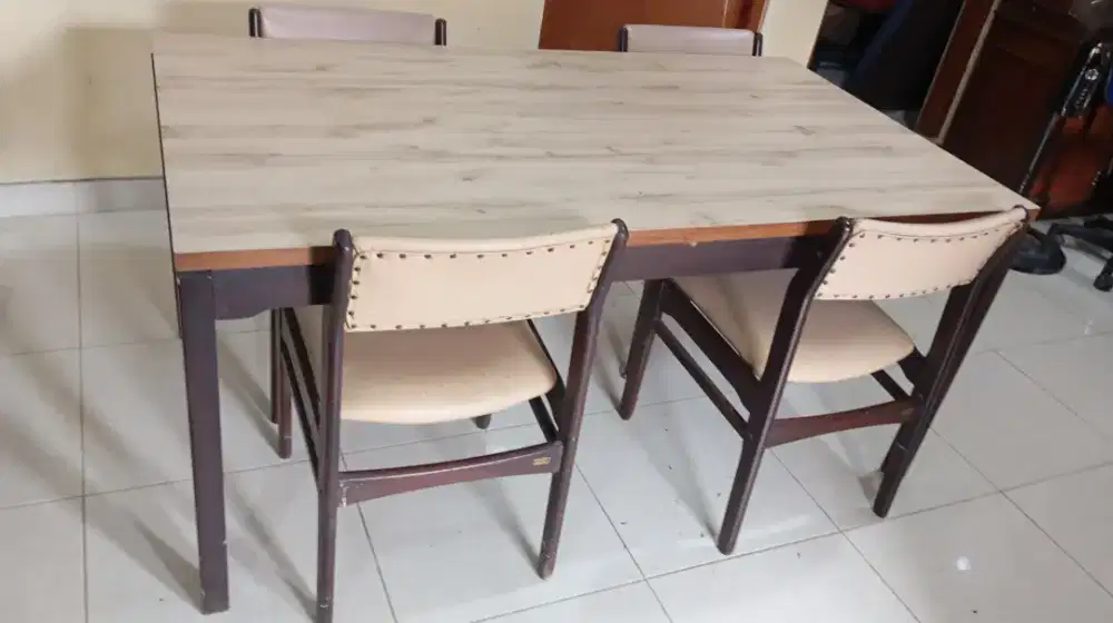 Meja makan dengan 4 kursi
