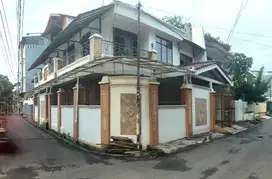 RUMAH HUK TANJUNG DUREN 2.5 LANTAI SEMIFURNISH DEPAN LAPANGAN OLAHRAGA