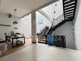 TAMAN NYIUR RUMAH MINIMALIS CANTIK CEILING TINGGI