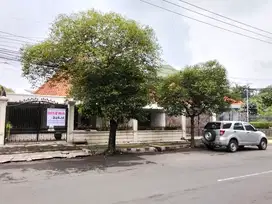 Rumah pusat kota dekat ry Darmo