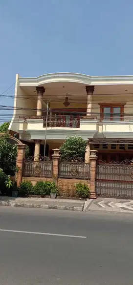 Rumah 2 Lantai Di Jakarta Timur, Strategis dan Komersial