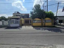 Rumah Nuansa Kayu Jati Lawas Dekat Jalan Adi Sucipto Karangasem Solo