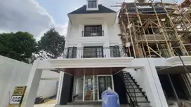 1,5Km dari MRT Lebak Bulus. Rumah mewah 3 lantai di Jakarta selatan