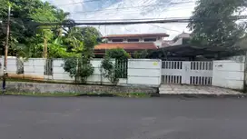 Dijual Rumah lama Nyaman dan asri berlokasi strategis dekat Sta. MRT
