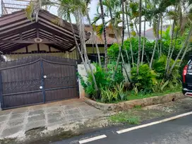 rumah huk dalam  Ada Taman dan depan taman.lebar