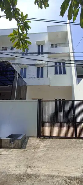 Dijual Rumah 3 lantai di Jalan Pluit Putra X