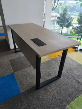 Meja Kerja dengan saklar