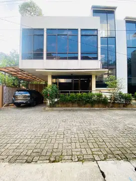 For Rent – Rumah 4 Lantai dengan Rooftop Area