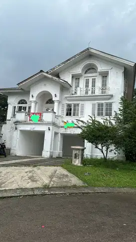Rumah dijual dengan halaman sangat luas di sentul city